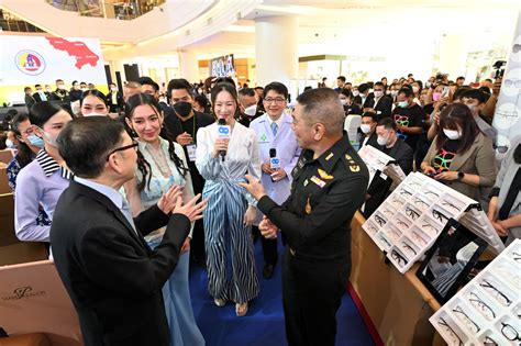 “แว่นท็อปเจริญ” ชวน “เบลล่า ราณี” ส่งกำลังใจให้มีสายตาดี ผ่าน “โครงการ