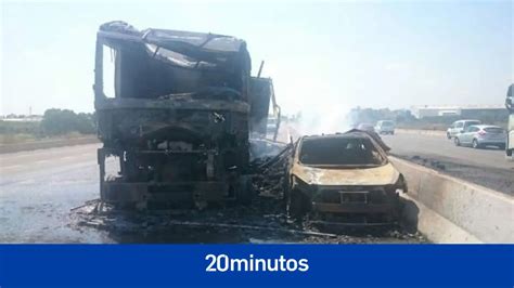 L incendi d un camió obliga a tallar l A 7 en tots dos sentits i