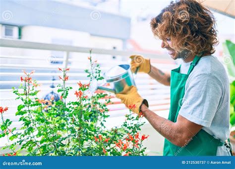 Joven Jardinero Hispano Sonriendo Feliz Cuidando Plantas Usando