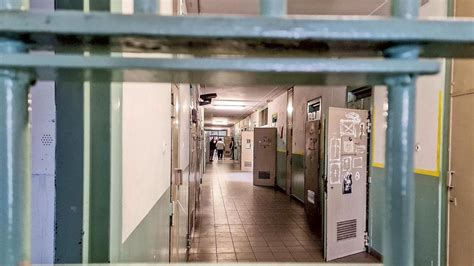 Torino Detenuto Tenta Il Suicidio In Carcere La Stampa