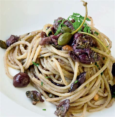 Spaghetti Acciughe Capperi Olive E Pane Aromatico Io Donna