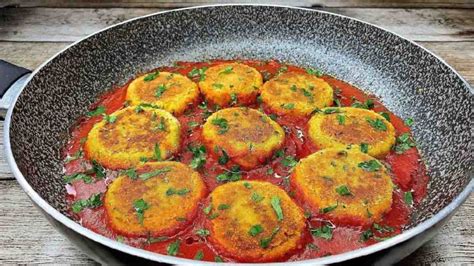 Boulettes De Pois Chiches Au Paprika Et à La Sauce Tomate Un Plat