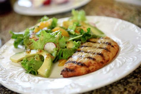 Cinco Quartos De Laranja Grelhados De Frango Salada De Abacate E