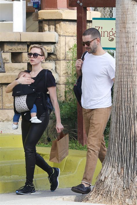 Scarlett Johansson and family seen out in Venice. 2/1/15 HQ | Lipstick ...