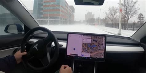 Tesla Sulla Neve Con La Guida Autonoma Quasi Ci Scappa L Incidente