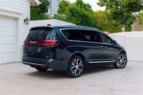 Chrysler Pacifica Adds Awd And A Redesign Debuts In Chicago