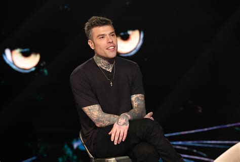 Fedez i 10 look più inaspettati dell ospite più atteso di Belve