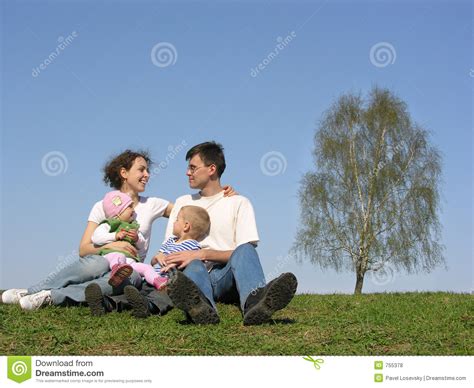 Familia Con Dos Ni Os Resorte Foto De Archivo Imagen De Infante