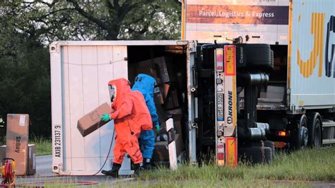 Lkw Fahrer Kippt Um Gefahrstoff Pakete Sorgen F R Stundenlange Sperrung