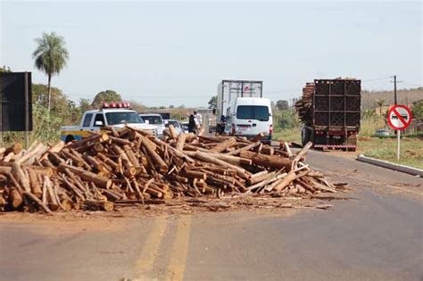 Carreta carregada de lenha de eucalipto tomba na MS 060 saída para