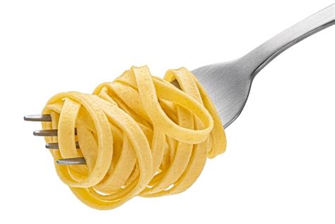 Fettuccine No Garfo Espaguete Isolado No Fundo Branco Foto Premium