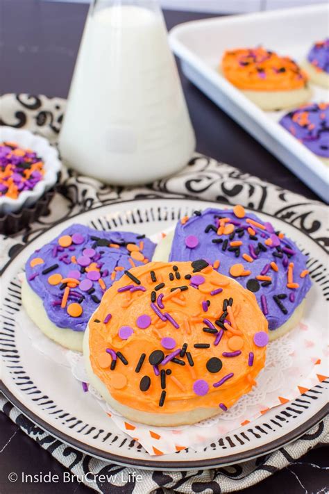 These soft Halloween Sugar Cookies are frosted with a delicious ...