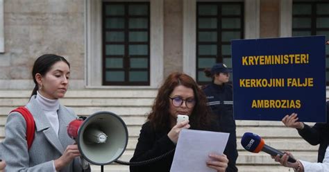 Kërkojini falje Ambrozias Protestë para Kryeministrisë Ngjarjet e Ditës