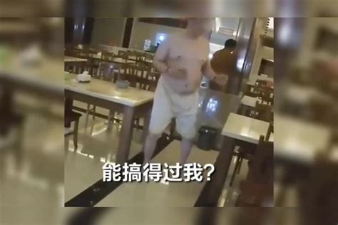 醉酒男子要单挑特警看到警械后秒怂，“希望警察不要报警”