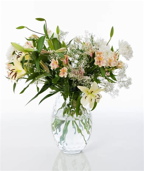 White Flower Bouquet in Vase Stock Photo - Image of bouquet, flowers ...