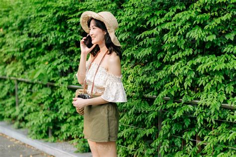 retrato de asiático joven mujer viajero con Costura sombrero cesta