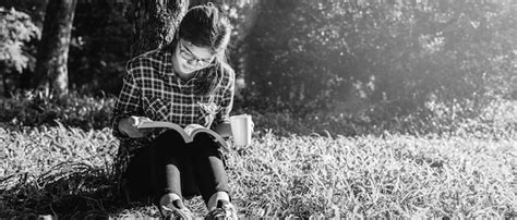 Premium Photo Woman Reading Book While Sitting In Park