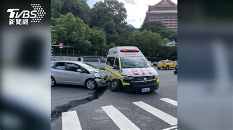 北市救護車出勤途中挨撞「右前輪差點噴飛」 4人傷送醫