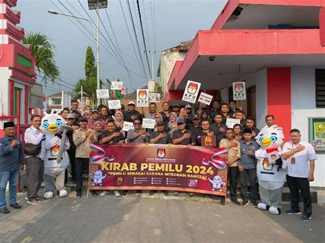 Berfoto Bersama Di Sela Sela Kegiatan Kirab Sosialisasi Kepemiluan 2024