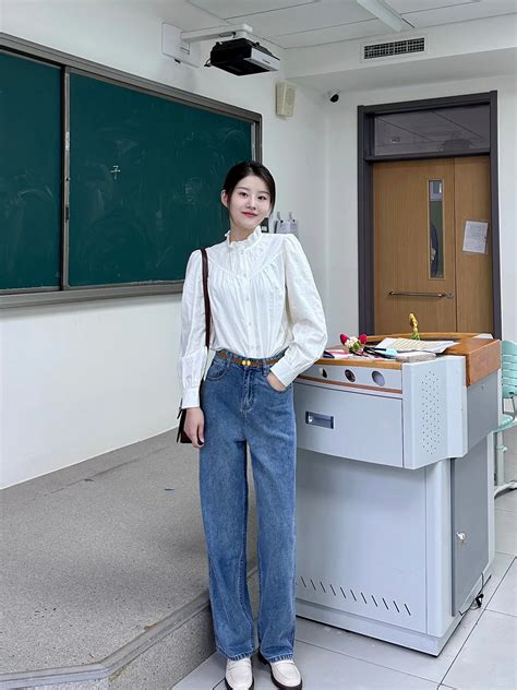 Cô giáo tiểu học lên hot search vì style quá đỉnh đáp trả hay khi netizen khịa chỉ lo đẹp