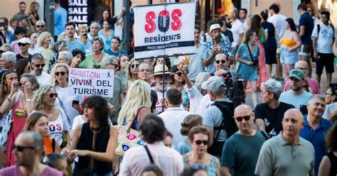 Tausende Demonstrieren Gegen Massentourismus Auf Mallorca