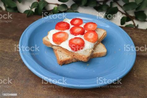 빵 휘핑 크림과 딸기토스트 0명에 대한 스톡 사진 및 기타 이미지 0명 갈색 빵 거품 내기 Istock