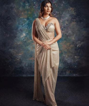 Yashika Aanand Latest Hot Pics And Photos Gallery