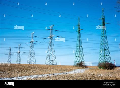 Líneas eléctricas de alta tensión y pilones eléctricos en el campo