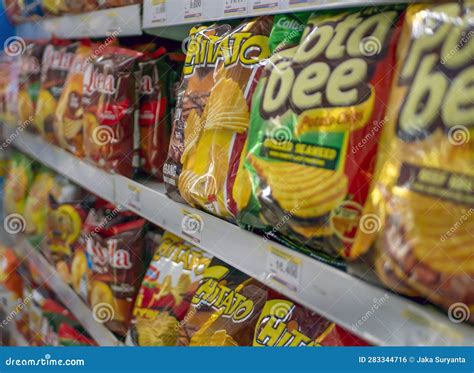 Varias Marcas De Patatas Fritas O Comida Basura En Los Supermercados