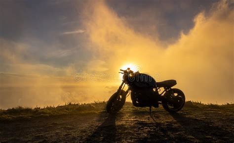 Moto En La Puesta De Sol Azores Sao Miguel Isla Silueta Imagen De