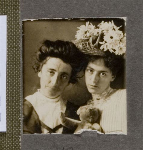 Portrait De Femmes D Un Album De Famille Amateur Inconnu Collections MNBAQ