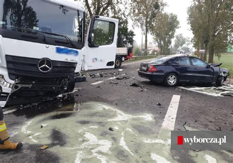 Śmiertelny wypadek w Rakowcu Samochód osobowy zderzył się z ciężarówką