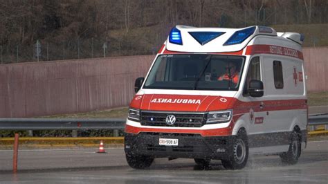 Torino Donna Minaccia Di Lanciarsi Da Un Cavalcavia In Tangenziale