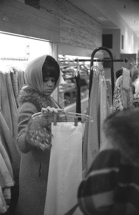 Florence ballard of the supremes goes shopping in 1964 – Artofit