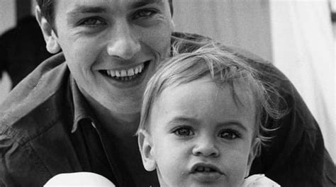 PHOTO Anthony Delon ce tendre cliché de son enfance dans les bras