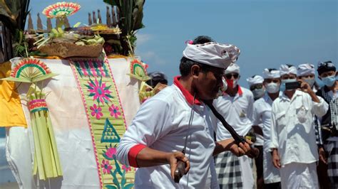 Ritual Upacara Melasti Di Bali