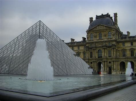 02.ルーヴル美術館（リシュリュー翼）、ガラスのピラミッドと噴水（パリ）｜フランス・パリのフリー無料写真素材集