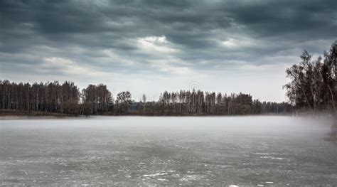 Paisagem Sombrio No Lago Enevoado Congelado Na Esta O Entre O Inverno