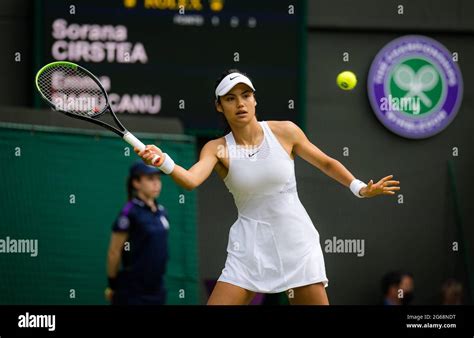 Emma Raducanu De Grande Bretagne En Action Contre Sorana Cirstea De