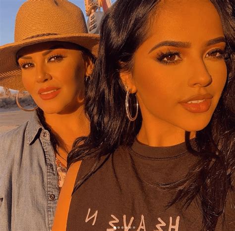 Becky G Sorprende A Sus Fans Con El Increíble Parecido Con Su Madre