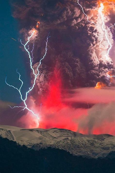 Rays illuminate the eruption of Cordón Caulle in the Región de Los Ríos