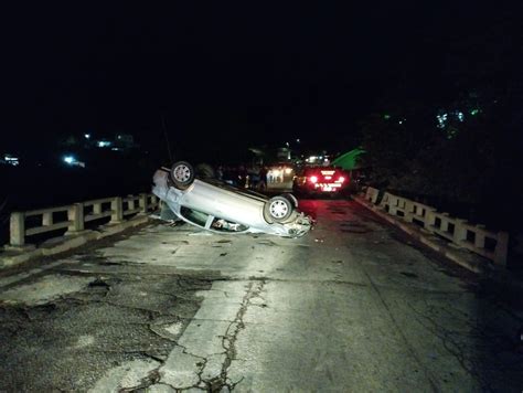 Portal Caparaó Carro capota na Ponte do Evaristo na BR 262 três