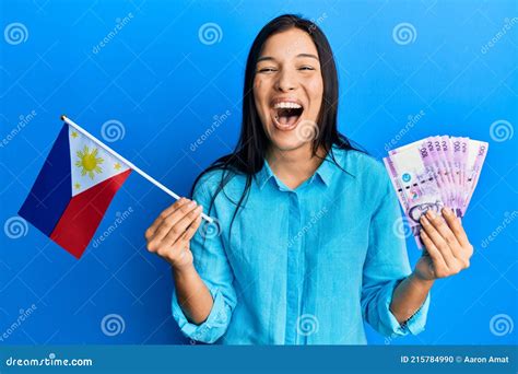 Jovem Latina Segurando Bandeira Filipina E Notas De Pesos Celebrando Loucas E Espantadas Pelo