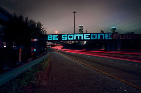 Houston's "BE SOMEONE" graffiti turned into stunning light show ...