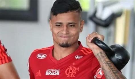 EX JOGADOR DO FLAMENGO É DENUNCIADO POR IMPORTUNAÇÃO SEXUAL E LESÃO