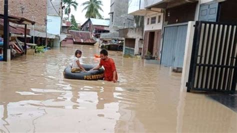 Medan Dan Binjai Banjir Parah Banyak Warga Terjebak Di Lantai 2