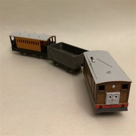 tomy trackmaster thomas  tank engine battery train toby henrietta