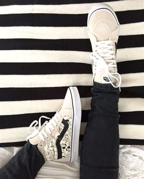 detail gambar memakai kasut koleksi nomer