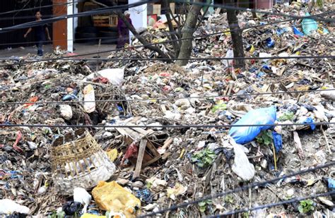 Sampah Menggunung Di Pasar Induk Caringin Kota Bandung Foto