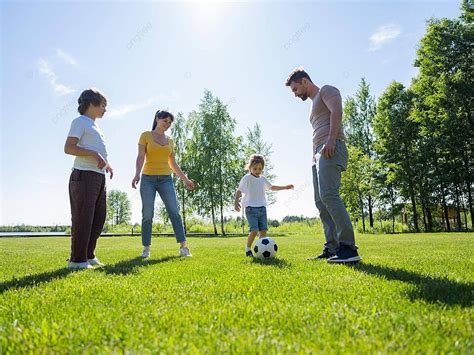 Fondo Padres E Hijos Jugando A La Pelota Masculina Alegría Foto E